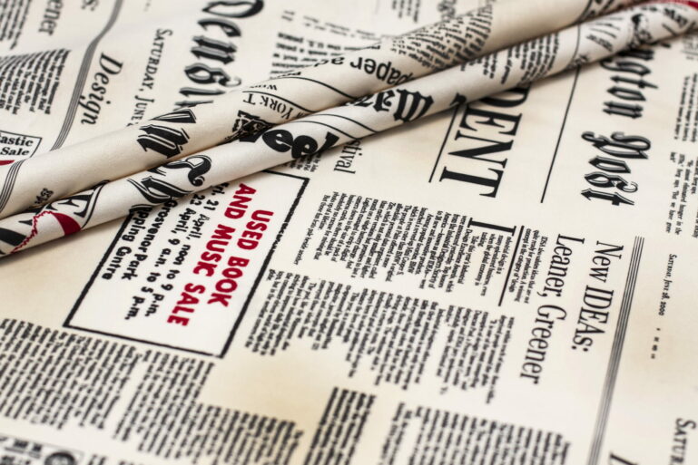 Tkanina obiciowa Mikrofaza Newspaper Gazeta - obrazek 2