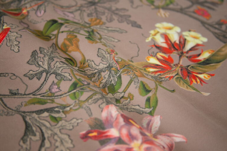 Tkanina obiciowa Floristic taupe - obrazek 3