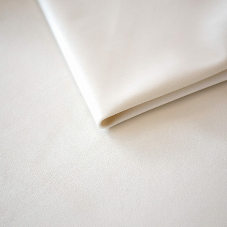 Tkanina obiciowa Togas  pearl 1013